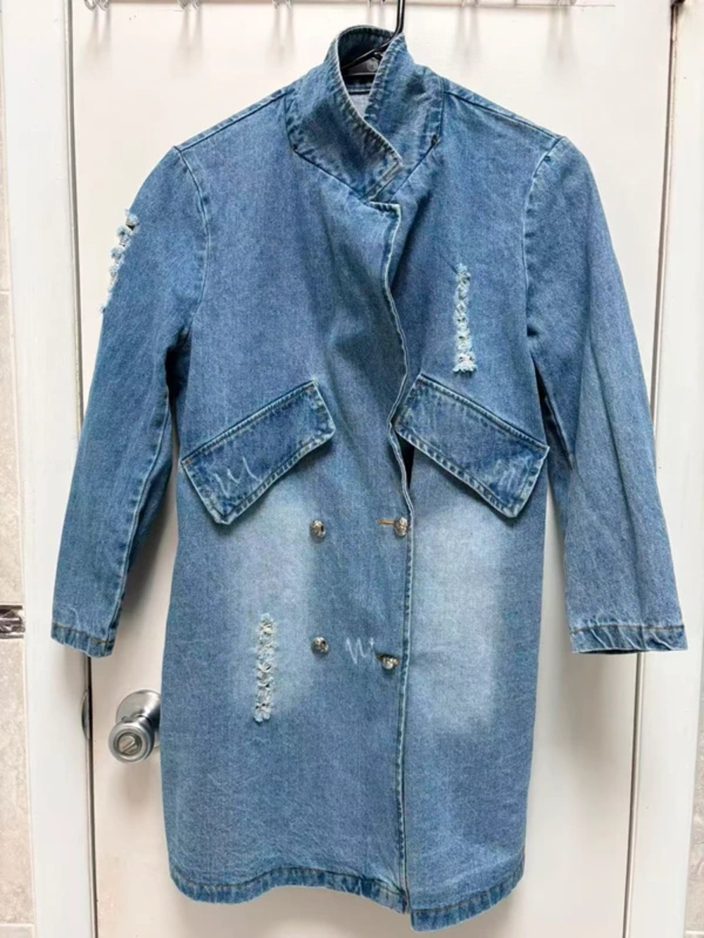 Mid-Length Loose Denim Duster Coat with Utility Pockets and Ripped Details Small